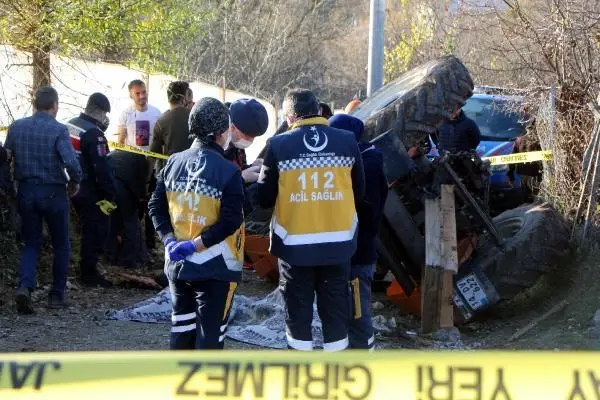 Devrilen traktördeki çift öldü