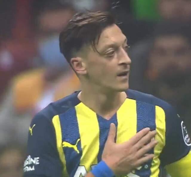 Galatasaray tribünlerinden Mesut Özil'e neden çakmak ve şişe yağdı? İşte yaşananlar Galatasaray tribünlerinden Mesut Özil'e neden çakmak ve şişe yağdı? İşte yaşananlar