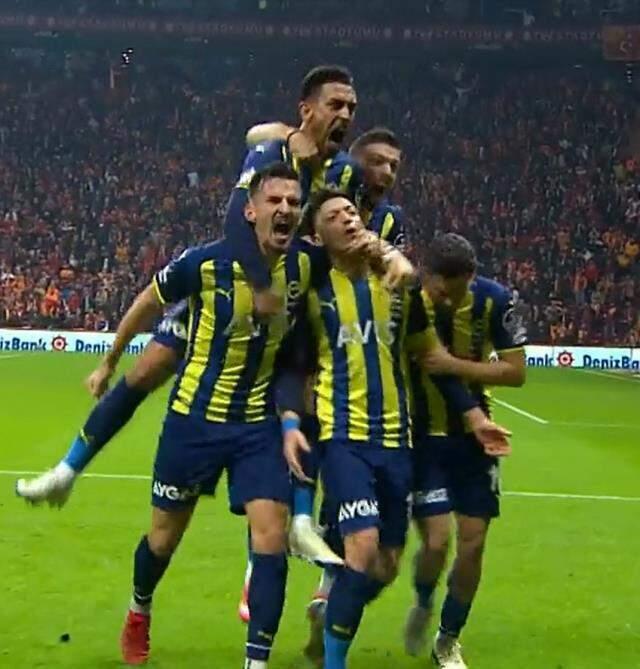 Galatasaray tribünlerinden Mesut Özil'e neden çakmak ve şişe yağdı? İşte yaşananlar Galatasaray tribünlerinden Mesut Özil'e neden çakmak ve şişe yağdı? İşte yaşananlar