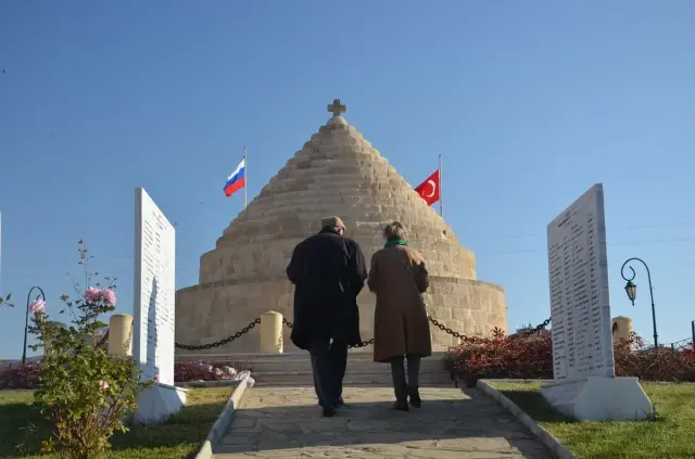 GELİBOLU'DAKİ RUS ANITI'NDA BEYAZ RUS ANMASI