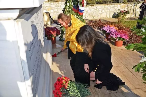 GELİBOLU'DAKİ RUS ANITI'NDA BEYAZ RUS ANMASI