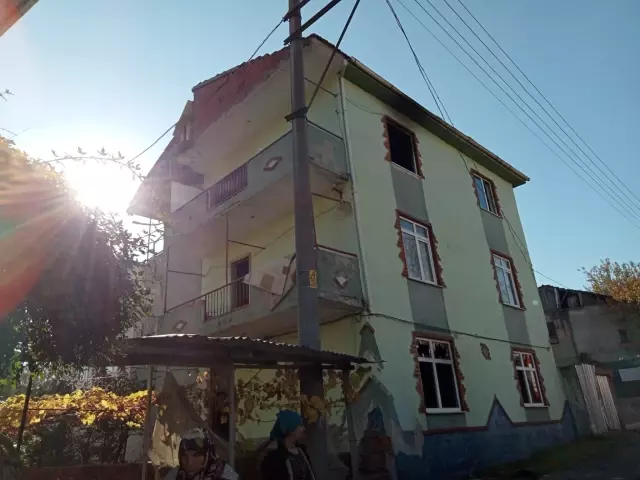Gölcük'te bir apartmanda çıkan yangın söndürüldü