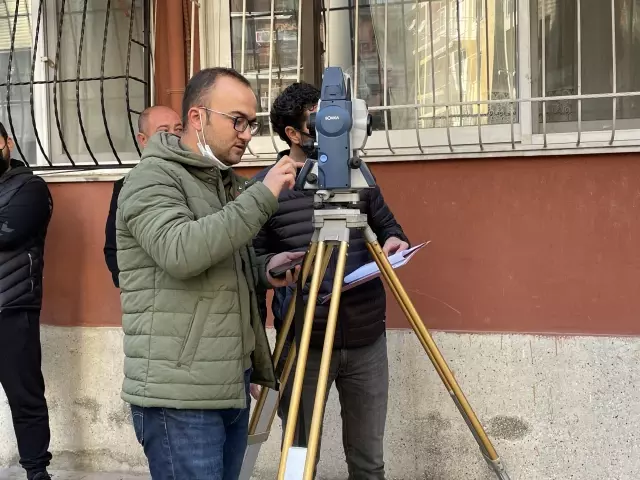 İzmir'de kayma meydana gelen apartmanın temelinde ölçüm çalışması başlatıldı