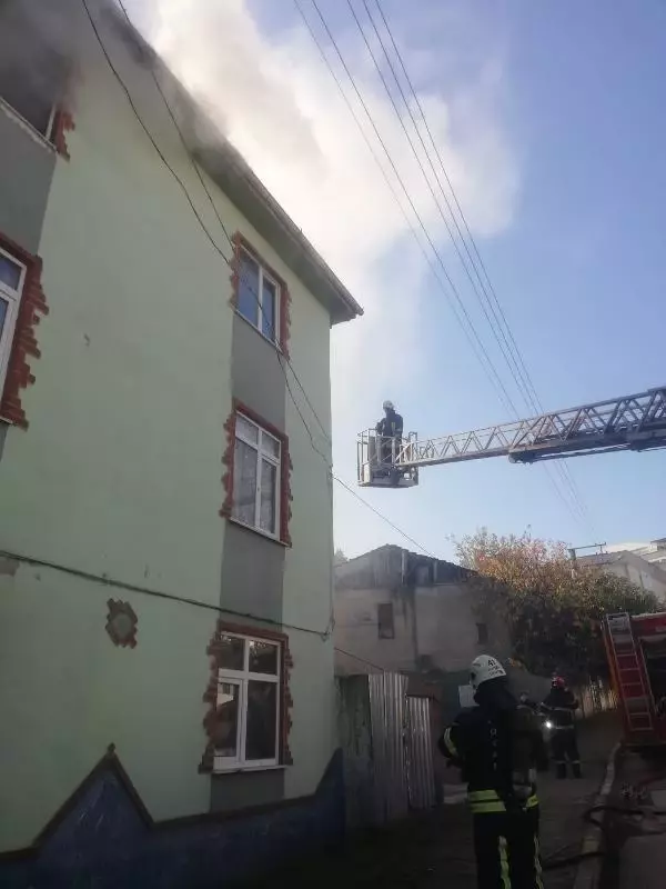 ŞİZOFRENİ HASTASI BENZİN DÖKÜP EVİ YAKTI
