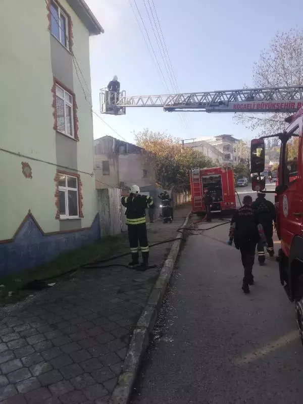 ŞİZOFRENİ HASTASI BENZİN DÖKÜP EVİ YAKTI