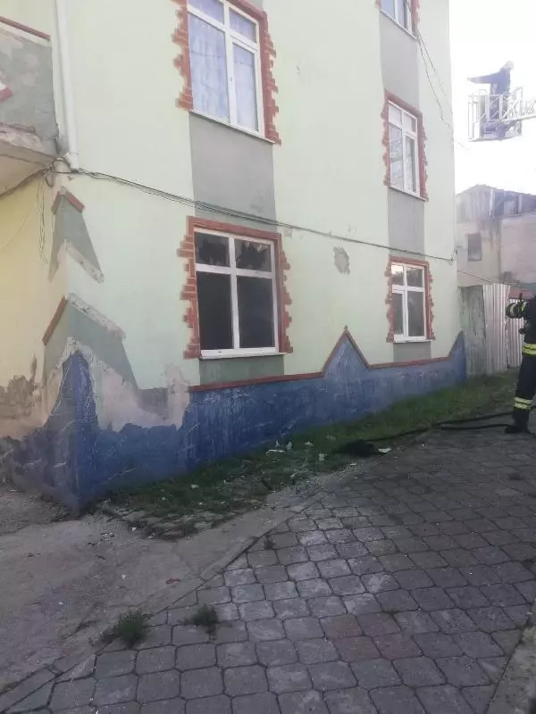 ŞİZOFRENİ HASTASI BENZİN DÖKÜP EVİ YAKTI