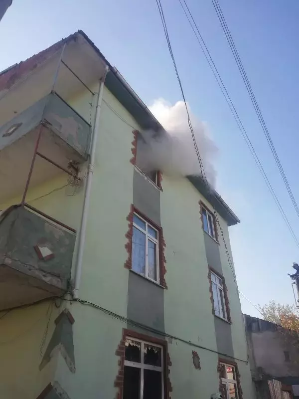 ŞİZOFRENİ HASTASI BENZİN DÖKÜP EVİ YAKTI