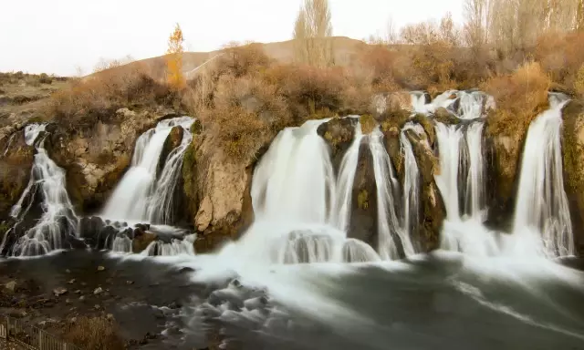 Sonbaharın renklerine bürünen Muradiye Şelalesi fotoğraf tutkunlarını ağırlıyor