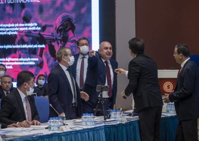 Süleyman Soylu, bütçe komisyonunda CHP'li vekile sert çıktı: Orada şehit veriyoruz sen gevrek gevrek gülüyorsun Süleyman Soylu, bütçe komisyonunda CHP'li vekile sert çıktı: Orada şehit veriyoruz sen gevrek gevrek gülüyorsun