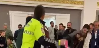 Trafik polisi davet edildiği düğünde mendili eline alıp halay başına geçti