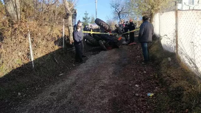 Devrilen traktördeki çift öldü