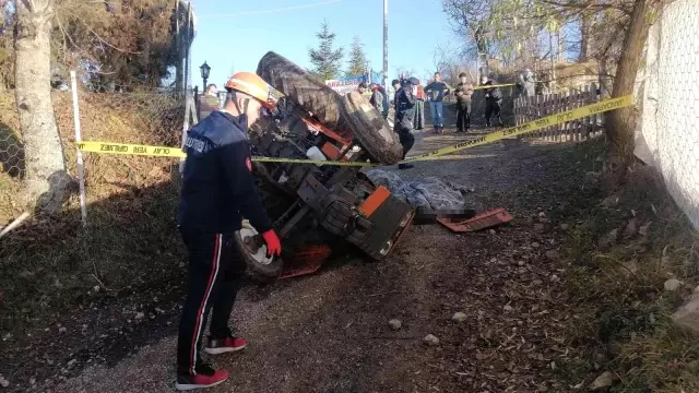 Devrilen traktördeki çift öldü