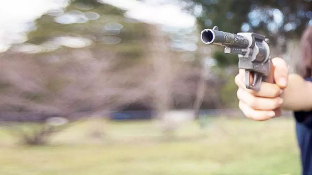 2 yaşındaki çocuk, babasını sırtından vurarak öldürdü