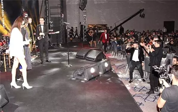 Ayaklı Gazete TV Yıldızları Ödül Töreni'nde pişti oldular!