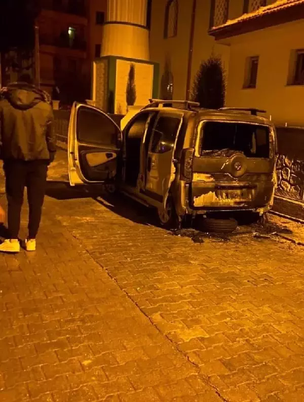 AYNI MAHALLEDE 3 ARAÇ KUNDAKLANDI