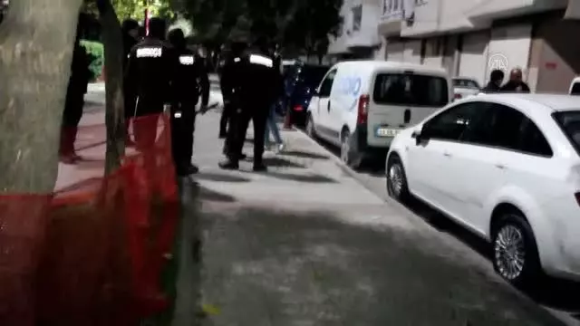 Bir kişi, telefonunu almak isteyen bıçaklı gaspçıyı ruhsatsız silahıyla yaraladı