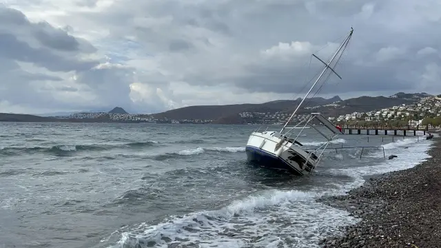 Bodrum'da bir tekne kuvvetli rüzgar nedeniyle karaya oturdu