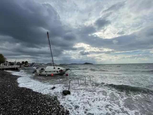 Bodrum'da bir tekne kuvvetli rüzgar nedeniyle karaya oturdu