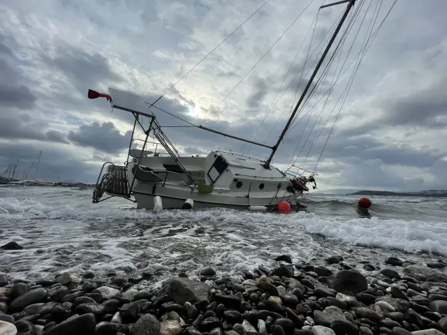 Bodrum'da bir tekne kuvvetli rüzgar nedeniyle karaya oturdu