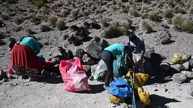 Bolivya'da yerli Aymara kadın dağcıları