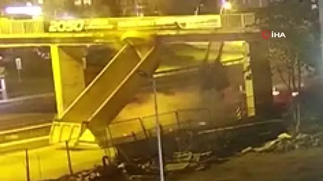 Büyükçekmece'de damperi açık hafriyat kamyonunun üst geçide takıldığı anlar kamerada