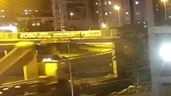 BÜYÜKÇEKMECE'DE DAMPERİ AÇIK HAFRİYAT KAMYONU ÜST GEÇİDE BÖYLE ÇARPTI