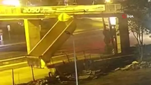 Büyükçekmece'de damperi açık hafriyat kamyonunun üst geçide takıldığı anlar kamerada