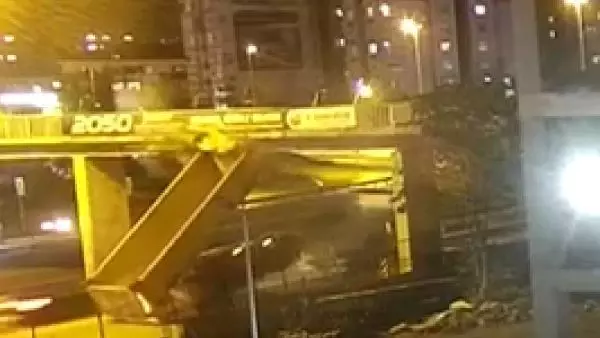 BÜYÜKÇEKMECE'DE DAMPERİ AÇIK HAFRİYAT KAMYONU ÜST GEÇİDE BÖYLE ÇARPTI