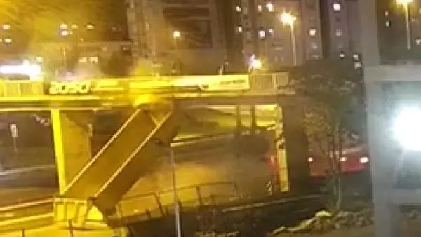 BÜYÜKÇEKMECE'DE DAMPERİ AÇIK HAFRİYAT KAMYONU ÜST GEÇİDE BÖYLE ÇARPTI