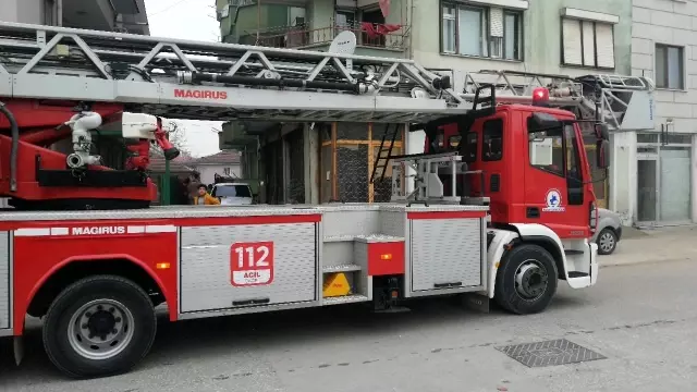 Çatı katında yakılan çöpler ekipleri harekete geçirdi
