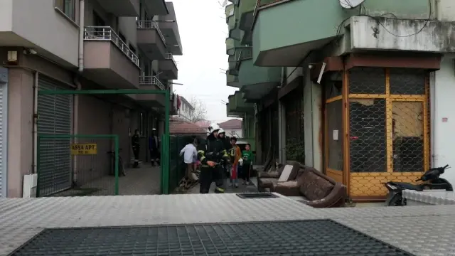 Çatı katında yakılan çöpler ekipleri harekete geçirdi