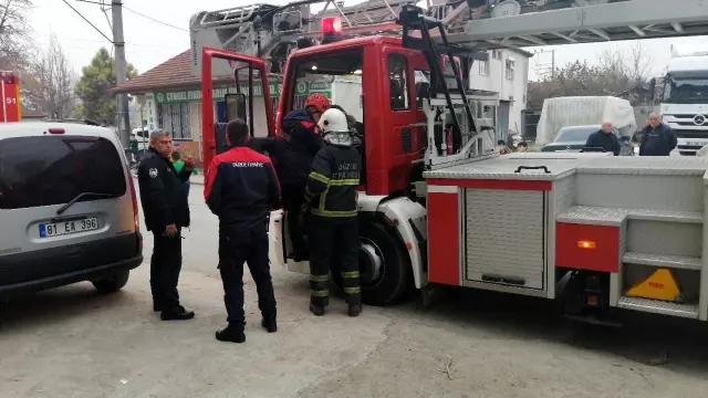 Çatı katında yakılan çöpler ekipleri harekete geçirdi