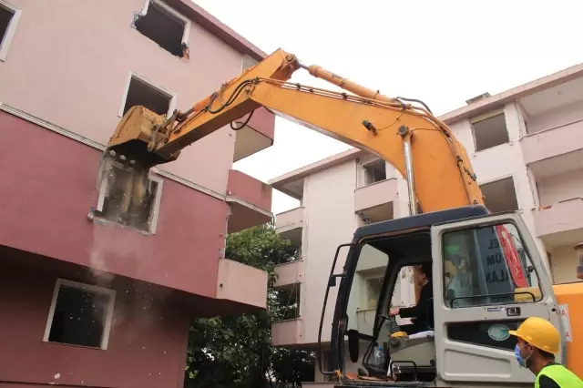 Tuzla'da deprem riski taşıyan 63 daireli site yıkıldı