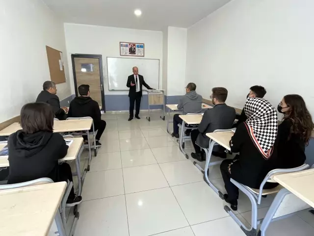 Elazığ'da dört kuşak öğretmeni yıllar sonra buluşturan okul
