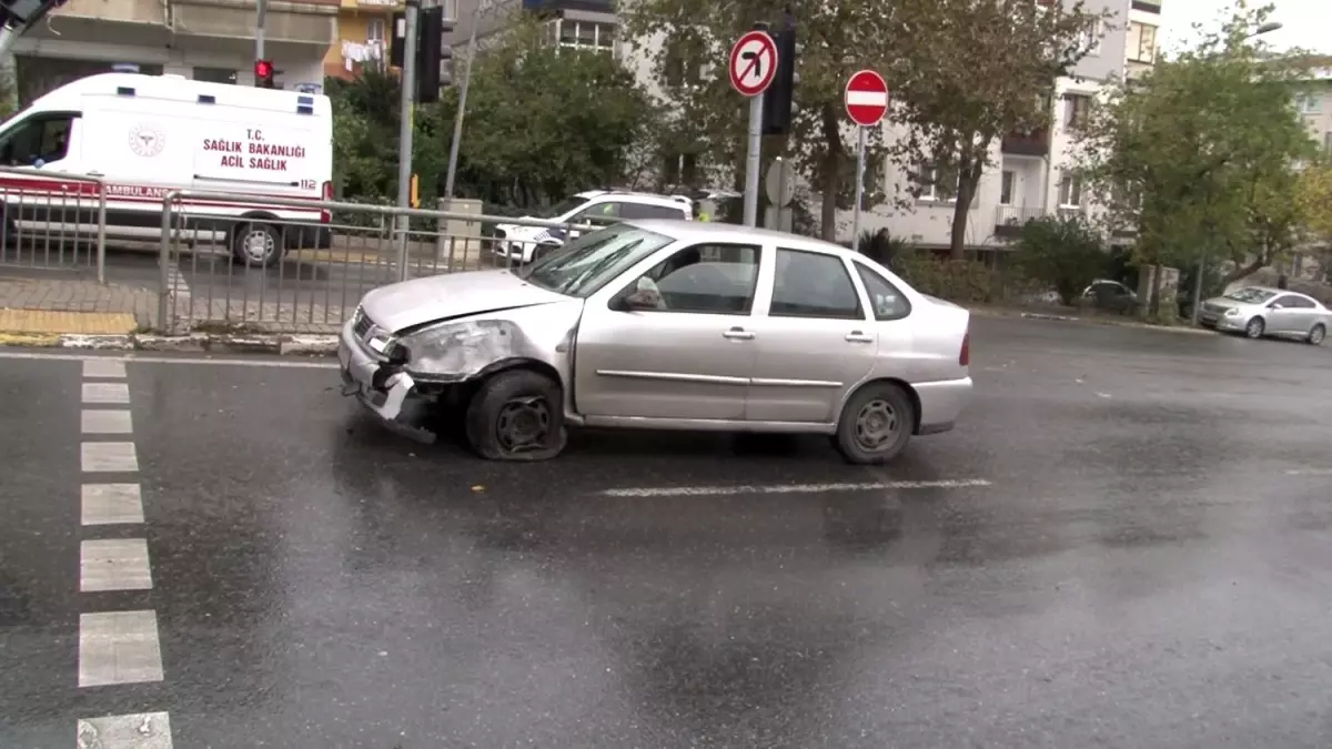 Eyüpsultan'da kontrolden çıkan otomobil trafik ışıklarına böyle çarptı