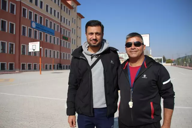 Görme yetisini kaybetmesi çok sevdiği öğretmenlik mesleğinden hiçbir şey eksiltmedi