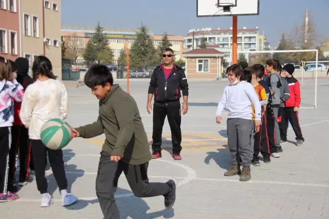 Görme yetisini kaybetmesi çok sevdiği öğretmenlik mesleğinden hiçbir şey eksiltmedi