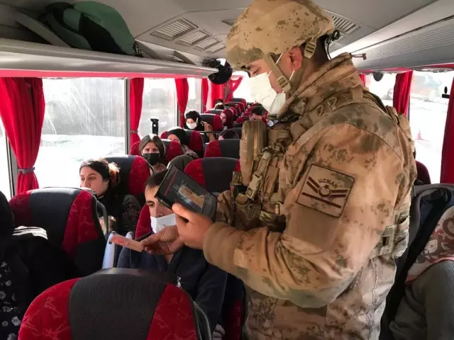 Son dakika haber... Hakkari'de jandarma ekipleri okul çevreleri ve öğrenci servislerini denetledi