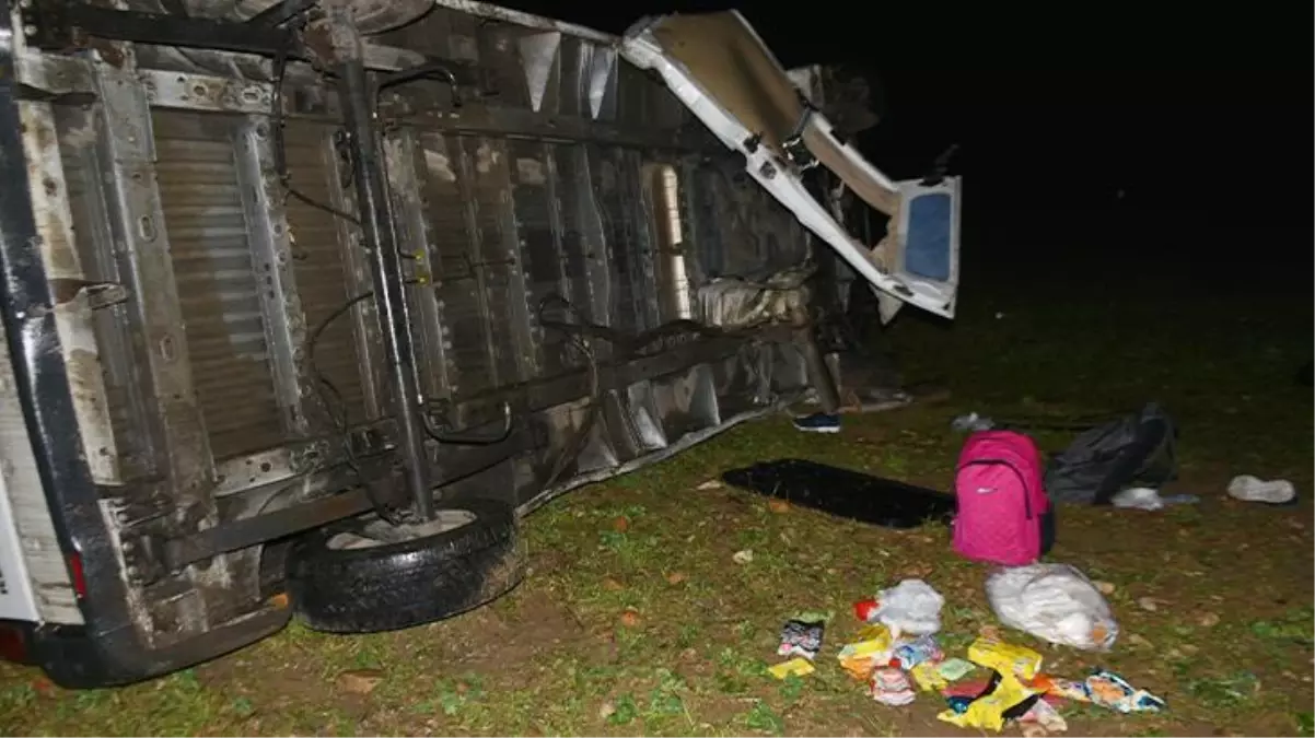Kaçak göçmenleri taşıyan minibüs devrildi: 16 yaralı