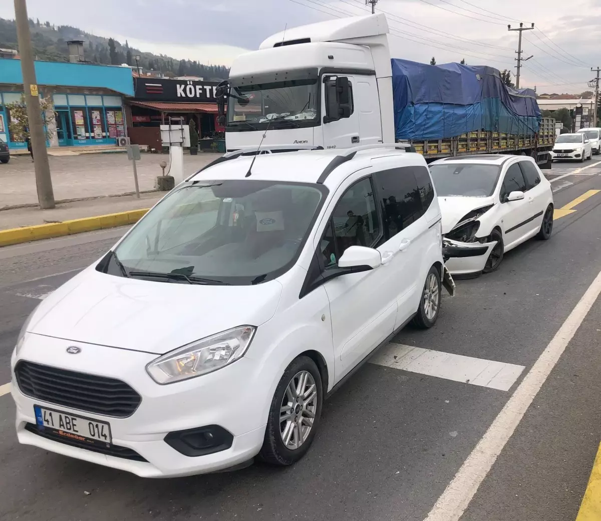 Kocaeli'de otomobil ve hafif ticari araç çarpıştı, 1 çocuk yaralandı