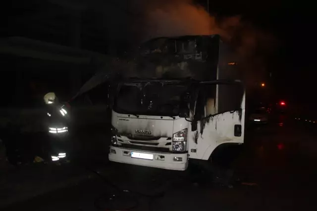 Biri kamyon 4 araç yandı
