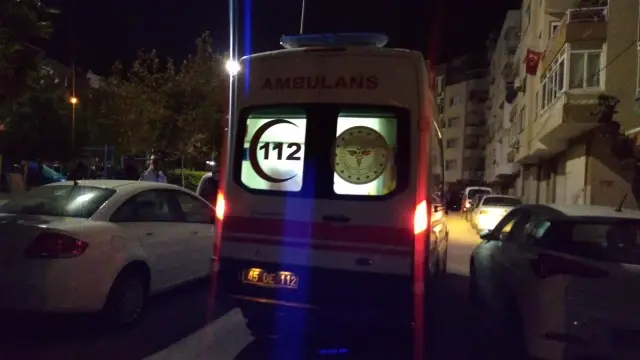 Bir kişi, telefonunu almak isteyen bıçaklı gaspçıyı ruhsatsız silahıyla yaraladı
