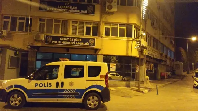 Bir kişi, telefonunu almak isteyen bıçaklı gaspçıyı ruhsatsız silahıyla yaraladı
