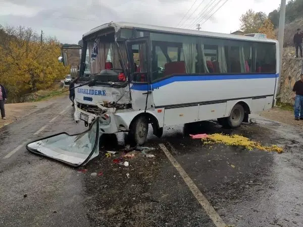 Manisa'da işçi servis midibüsü kamyona çarptı: 7 yaralı