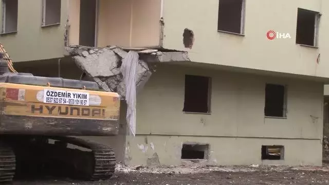 Tuzla'da deprem riski taşıyan 63 daireli site yıkıldı