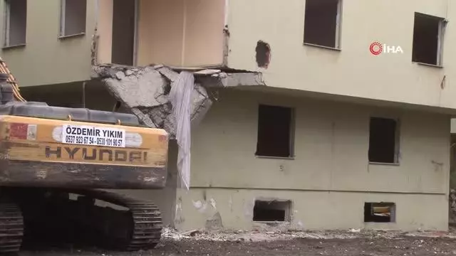 Tuzla'da deprem riski taşıyan 63 daireli site yıkıldı