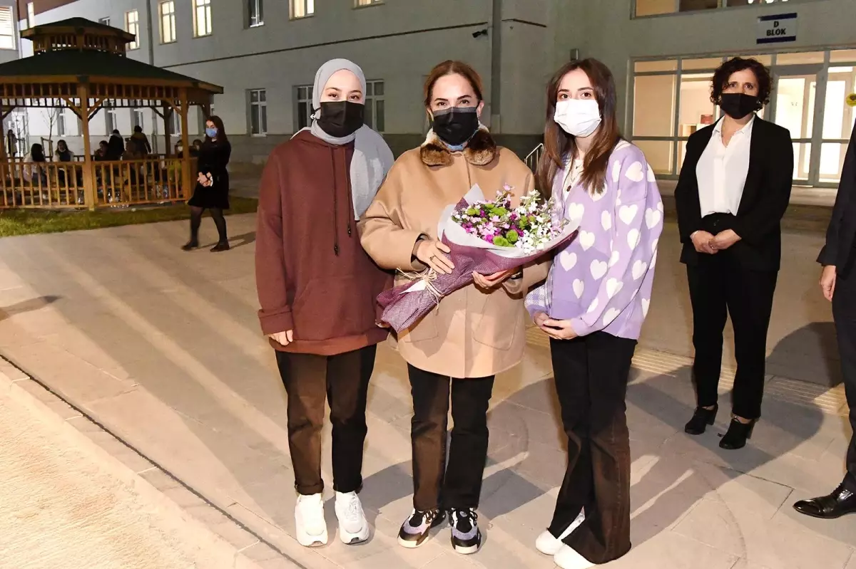 Vali Funda Kocabıyık, Uşak Kız Öğrenci Yurdunda üniversiteli öğrencilerle buluştu