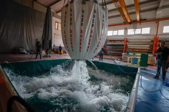 Yangın söndürme helikopterinin alevlere kontrollü su püskürtebileceği sepet geliştirildi