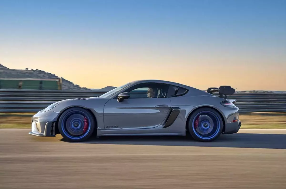 Yarış pistlerinden yollara: Yeni Porsche 718 Cayman GT4 RS