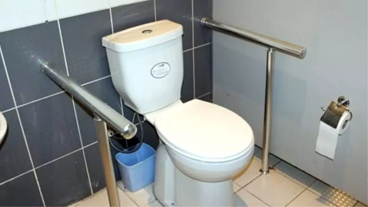 20 yaşındaki kadın, karın ağrısı şikayetiyle geldiği hastanenin tuvaletinde doğum yaptı